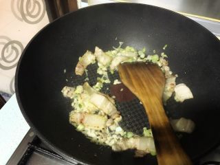 11、榛蘑炒辣椒,锅内烧热油，爆香葱姜蒜，肉回锅，烹入料酒。