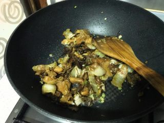 13、榛蘑炒辣椒,调入半小匙盐，翻匀。