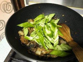 14、榛蘑炒辣椒,这时才加入辣椒。