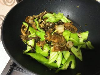 15、榛蘑炒辣椒,翻炒至辣椒翠绿，就可以出锅了。