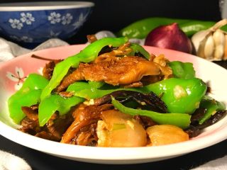 16、榛蘑炒辣椒,因为榛蘑本身鲜美无比，所以无需加鸡精或者味精。