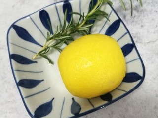 1、柠香煎鳕鱼,食材准备好，另一根迷迭香腌制鳕鱼用了，所以没有拍上照。