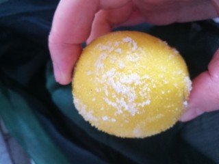 3、柠香煎鳕鱼,柠檬要拿咸盐搓洗干净。