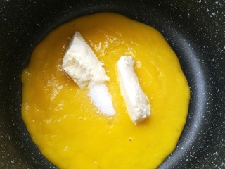 5、柠香煎鳕鱼,打成糊的柠檬芒果汁加入奶酪小火开始熬