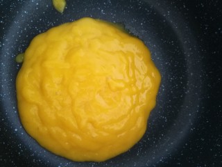 6、柠香煎鳕鱼,熬制粘稠。