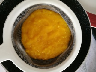 7、柠香煎鳕鱼,想要更细腻些可以过一下筛。