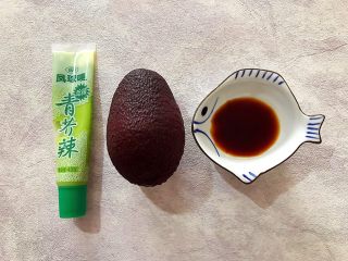 1、吃掉一朵花~三文鱼味道的牛油果刺身,首先我们准备好所有材料,就是这样简单