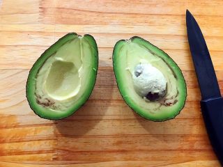 2、吃掉一朵花~三文鱼味道的牛油果刺身,牛油果对半切开
