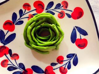 5、吃掉一朵花~三文鱼味道的牛油果刺身,重复上一步骤