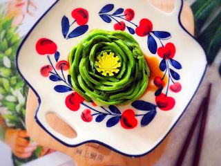 11、吃掉一朵花~三文鱼味道的牛油果刺身,可以再在牛油果花中间放个摆饰品,美美哒