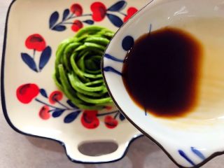 9、吃掉一朵花~三文鱼味道的牛油果刺身,均匀淋到牛油果上