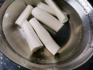 2、山药小饼,山药去皮泡水