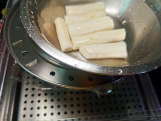 4、山药小饼,上锅蒸熟