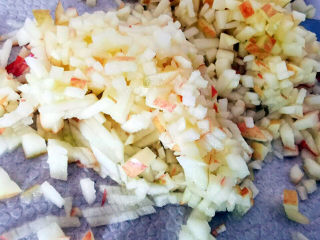 8、山药小饼,苹果剁成末