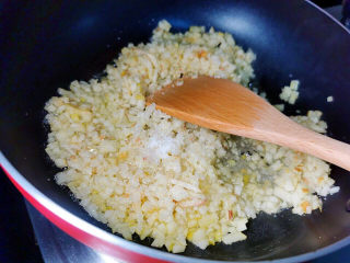 10、山药小饼,炒至糖化