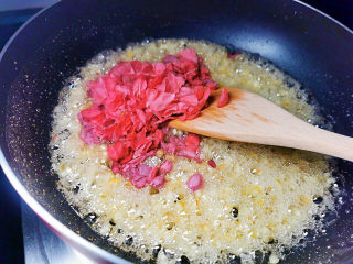 12、山药小饼,变金黄色时加入桃花