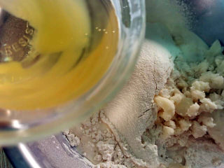 16、山药小饼,面粉过筛，加入牛奶，泡打粉，山药泥及玉米油揉均匀