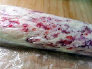 19、山药小饼,用保鲜袋包好进冰箱冷藏半天