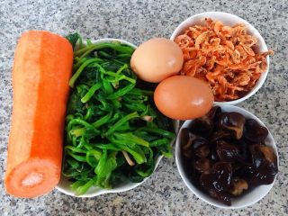 3、冬至美食+菠菜馅饼,准备原材料菠菜焯水后放入冷水过凉再沥干水份、泡发好的木耳，胡萝卜去皮、鸡蛋、磷虾备用