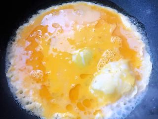 4、冬至美食+菠菜馅饼,锅中倒入适量底油加热倒入蛋液