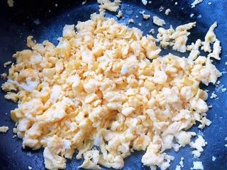 5、冬至美食+菠菜馅饼,鸡蛋炒至七分熟铲成小粒