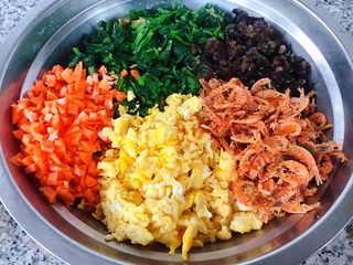 6、冬至美食+菠菜馅饼,菠菜、胡萝卜、木耳小粒、磷虾、鸡蛋装入容器中