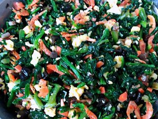 7、冬至美食+菠菜馅饼,放入调味料盐、味精、油、香油拌匀入味