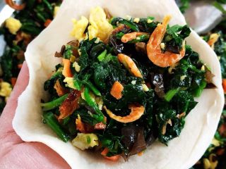 8、冬至美食+菠菜馅饼,面团揉好切成小剂子擀成面皮将馅料放在面皮中间