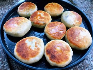11、冬至美食+菠菜馅饼,一面煎制成金黄色再翻过来煎另外一面两面都是金黄色即可