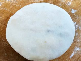 9、冬至美食+菠菜馅饼,按照包包子的做法包好再用双手轻轻压扁不要用力过猛哦