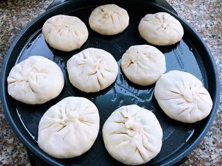 10、冬至美食+菠菜馅饼,电饼铛涂一层薄薄的油依次把馅饼摆在锅中上下火加热5分钟