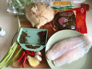 1、麻辣鲜香，嫩滑美味➕酸菜豆腐水煮鱼,食材合照：巴沙鱼柳一块约250g，红油酸菜一袋（这种红油酸菜事先已经用红油盐等调味，味道很不错，而且是酸菜碎不用再切），内脂豆腐一盒，生菜叶数片，平菇一大朵，红花椒适量青花椒少许，小米椒四根，姜一片，蒜四瓣，小葱两根