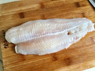 2、麻辣鲜香，嫩滑美味➕酸菜豆腐水煮鱼,先把巴沙鱼处理一下，清水清洗下，厨房纸巾吸去表面水份