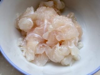 3、麻辣鲜香，嫩滑美味➕酸菜豆腐水煮鱼,斜刀切片，阿晨切的比较厚，感觉更有口感，这个随大家喜好