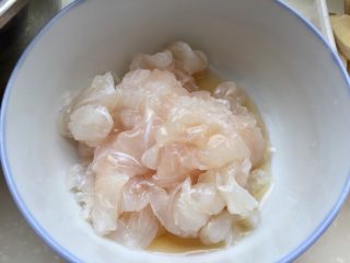 4、麻辣鲜香，嫩滑美味➕酸菜豆腐水煮鱼,加入少许料酒