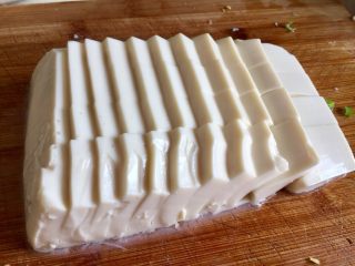 9、麻辣鲜香，嫩滑美味➕酸菜豆腐水煮鱼,内脂豆腐盒底四角剪小口，撕去包装，倒扣在案板上，切小块备用