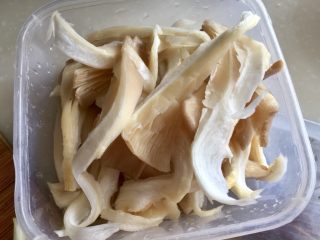 10、麻辣鲜香，嫩滑美味➕酸菜豆腐水煮鱼,平菇撕成小朵，清洗备用