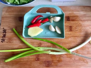 11、麻辣鲜香，嫩滑美味➕酸菜豆腐水煮鱼,小葱择好、姜去皮、蒜剥皮与小米椒一同清洗备用