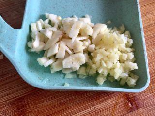 12、麻辣鲜香，嫩滑美味➕酸菜豆腐水煮鱼,蒜切蒜蓉，姜切姜末