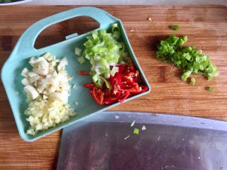 13、麻辣鲜香，嫩滑美味➕酸菜豆腐水煮鱼,小葱分葱白葱绿，分别切末，小米椒斜刀切细段