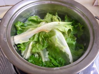 15、麻辣鲜香，嫩滑美味➕酸菜豆腐水煮鱼,坐锅烧水，水开放少许盐数滴食用油，放入生菜叶，烫十几二十秒捞出，控水备用。