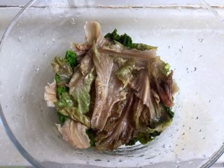 17、麻辣鲜香，嫩滑美味➕酸菜豆腐水煮鱼,把烫过的生菜叶铺在准备装水煮鱼的汤盘底部，其实生菜也可以不用烫，随宝宝们习惯，这颜色????幸亏是铺在盘底