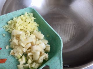 18、麻辣鲜香，嫩滑美味➕酸菜豆腐水煮鱼,热锅后放适量食用油，比一般炒菜稍微多一点，加入姜末蒜蓉小火煸香