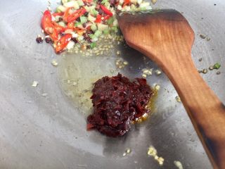 21、麻辣鲜香，嫩滑美味➕酸菜豆腐水煮鱼,把葱姜蒜等拨在锅边，锅子倾斜点让油流到另一边，加入一勺郫县豆瓣酱