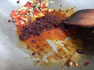 22、麻辣鲜香，嫩滑美味➕酸菜豆腐水煮鱼,小火煸炒出红油，阿晨今天做的是麻辣川味水煮鱼，所以用的红油酸菜，还多加了一勺豆瓣酱。怕吃辣的宝宝们，可以用普通酸菜