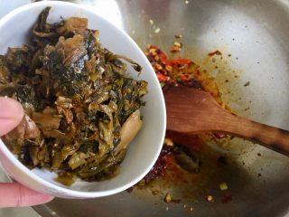 23、麻辣鲜香，嫩滑美味➕酸菜豆腐水煮鱼,转中火加入红油酸菜碎，翻炒一分钟。如果大家用的是整叶的酸菜，别忘了先切成小段，方便食用和汤汁入味