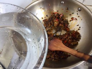 24、麻辣鲜香，嫩滑美味➕酸菜豆腐水煮鱼,加入适量清水，大约1.5到2升，郫县豆瓣和酸菜都是很咸的，所以水别太少了，免得太咸