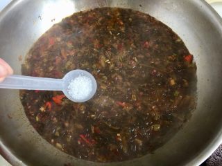 25、麻辣鲜香，嫩滑美味➕酸菜豆腐水煮鱼,中大火煮开，转小火，加入少许白糖提鲜