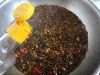 26、麻辣鲜香，嫩滑美味➕酸菜豆腐水煮鱼,加盖炖煮六七分钟，让酸菜味道充分融入汤中，尝下咸淡，根据个人口味可加入少许味极鲜或食盐调味