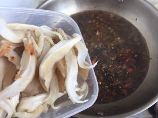 27、麻辣鲜香，嫩滑美味➕酸菜豆腐水煮鱼,加入平菇，不要加盖，中小火煮三分钟左右